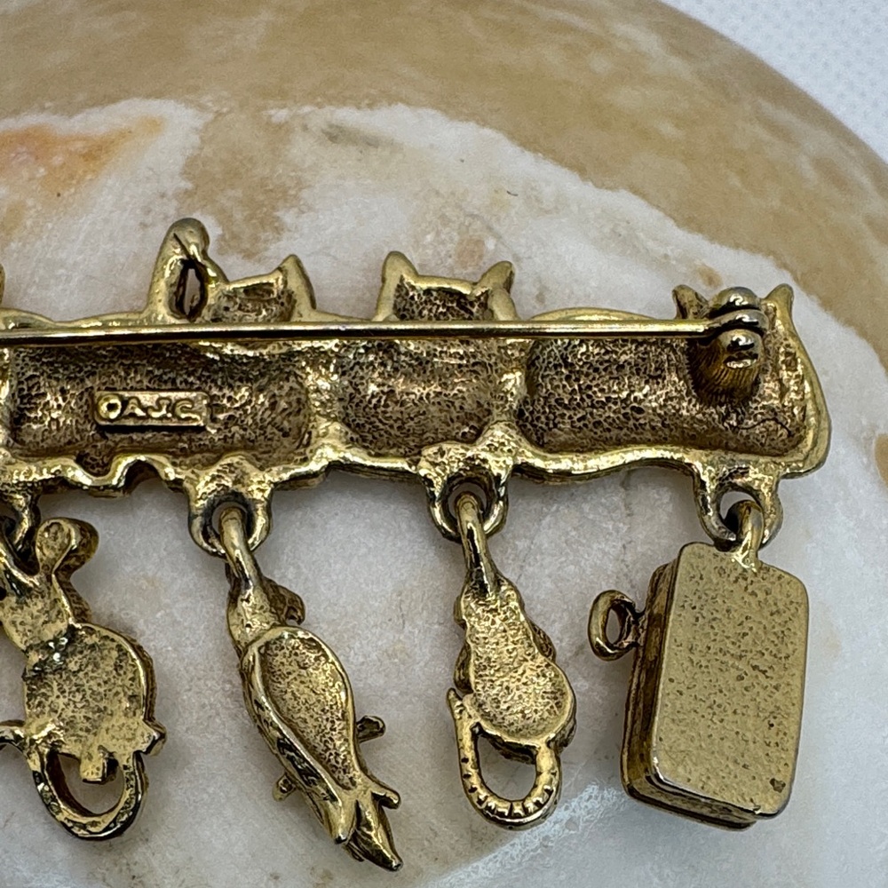 AJC Vintage gold-tone brooch with five cats and dangling charms. - Picture 12 of 12